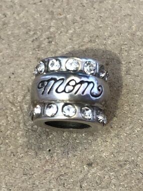 🆕Listing! 🆕 Brighton Mom bead in brushed silver Edged w. clear crystals Retired